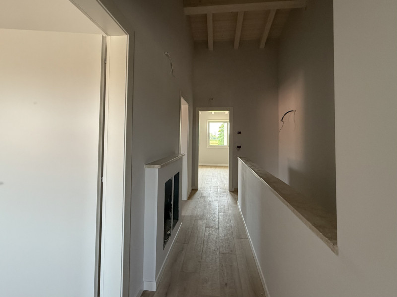 COMPOSIZIONE:
Bifamiliare in centro al paese di recente costruzione. Punto di forza dell'abitazio...