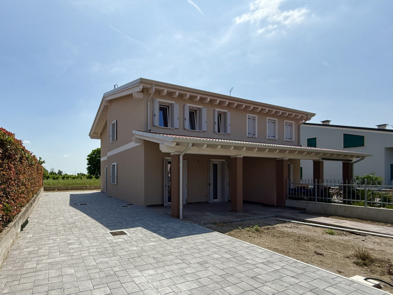 COMPOSIZIONE:
Bifamiliare in centro al paese di recente costruzione. Punto di forza dell'abitazio...