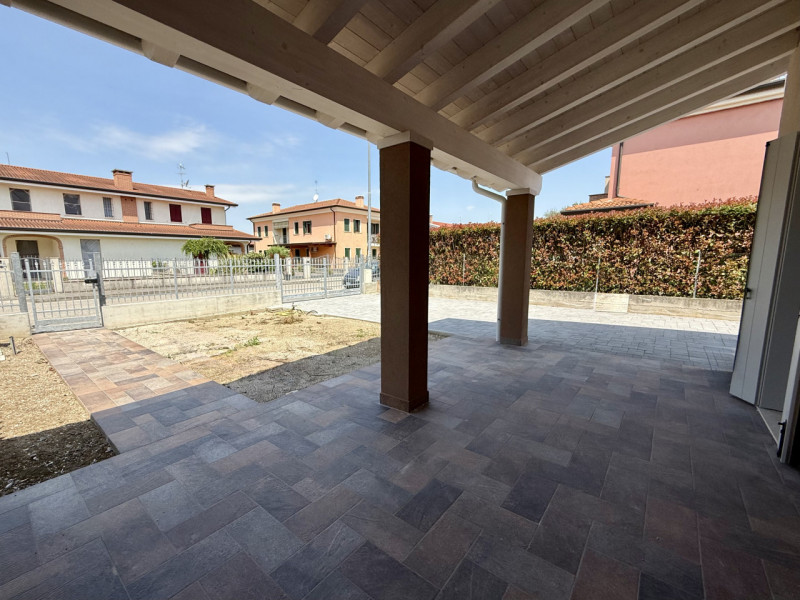 COMPOSIZIONE:
Bifamiliare in centro al paese di recente costruzione. Punto di forza dell'abitazio...