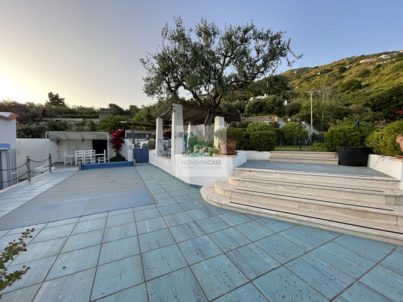 In vendita una villa moderna esclusiva situata nella splendida località di Serrara Fontana, sull'...