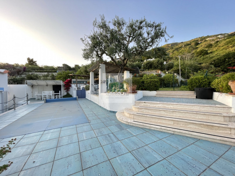 In vendita una villa moderna esclusiva situata nella splendida località di Serrara Fontana, sull'...