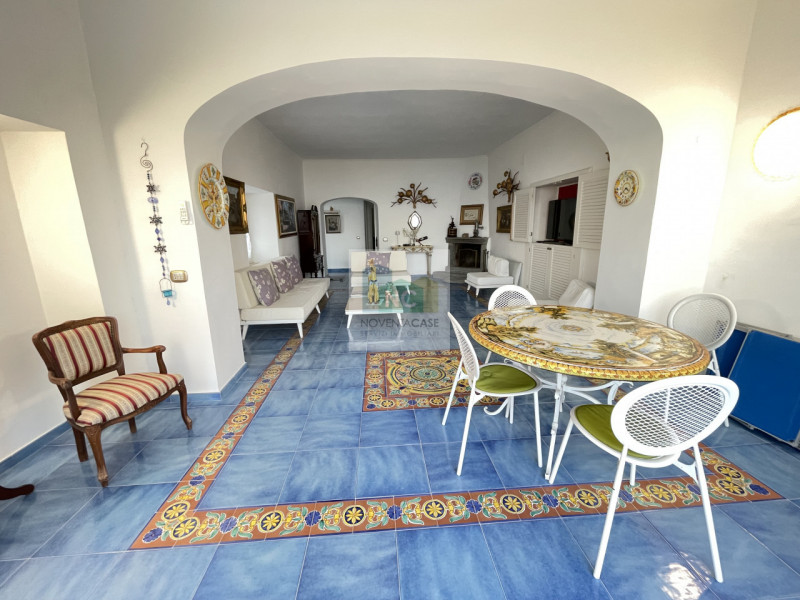 In vendita una villa moderna esclusiva situata nella splendida località di Serrara Fontana, sull'...