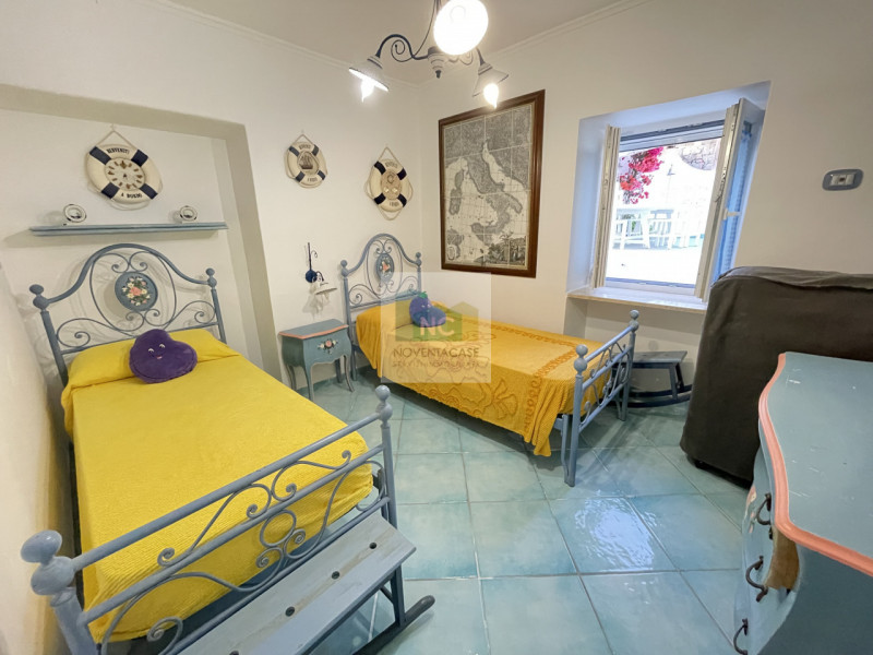 In vendita una villa moderna esclusiva situata nella splendida località di Serrara Fontana, sull'...