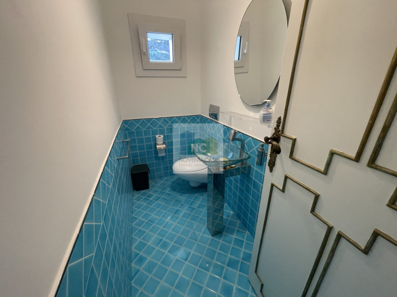 In vendita una villa moderna esclusiva situata nella splendida località di Serrara Fontana, sull'...