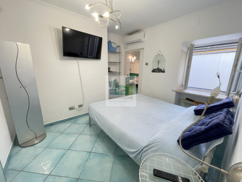 In vendita una villa moderna esclusiva situata nella splendida località di Serrara Fontana, sull'...