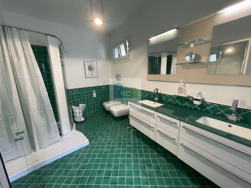 In vendita una villa moderna esclusiva situata nella splendida località di Serrara Fontana, sull'...