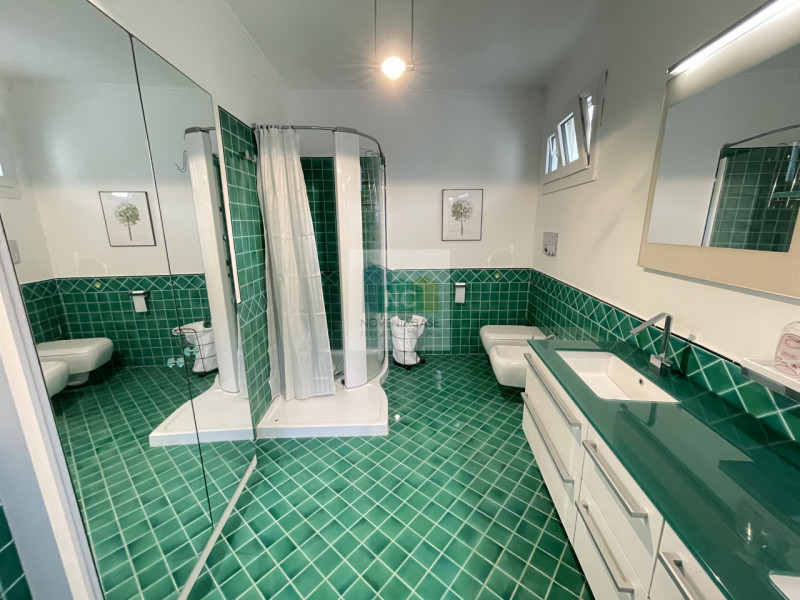 In vendita una villa moderna esclusiva situata nella splendida località di Serrara Fontana, sull'...