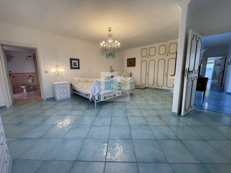 In vendita una villa moderna esclusiva situata nella splendida località di Serrara Fontana, sull'...