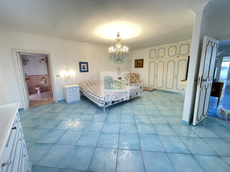 In vendita una villa moderna esclusiva situata nella splendida località di Serrara Fontana, sull'...