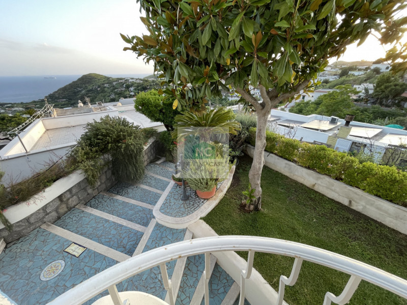 In vendita una villa moderna esclusiva situata nella splendida località di Serrara Fontana, sull'...