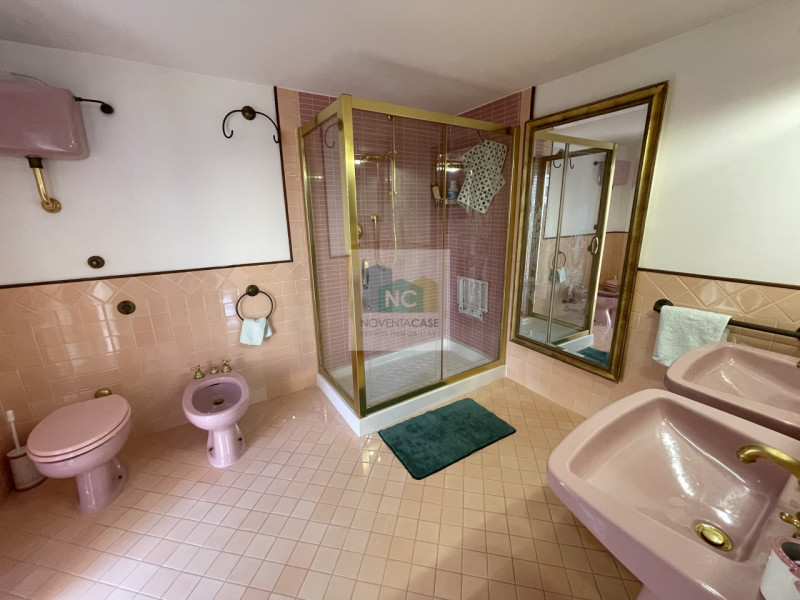 In vendita una villa moderna esclusiva situata nella splendida località di Serrara Fontana, sull'...