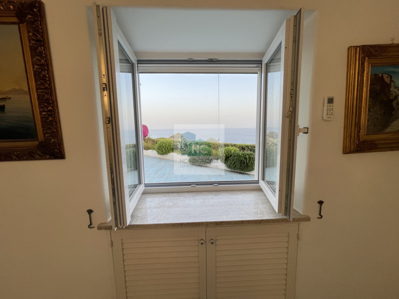 In vendita una villa moderna esclusiva situata nella splendida località di Serrara Fontana, sull'...