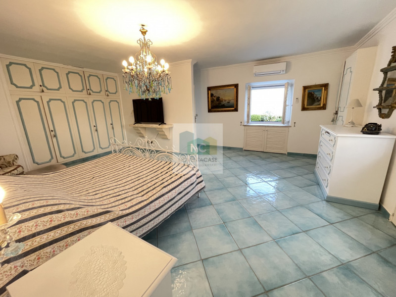 In vendita una villa moderna esclusiva situata nella splendida località di Serrara Fontana, sull'...