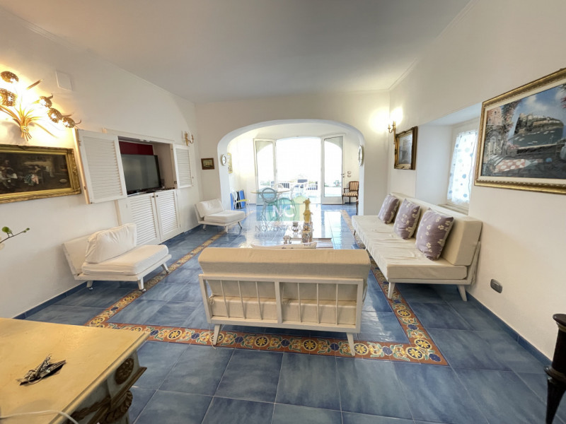 In vendita una villa moderna esclusiva situata nella splendida località di Serrara Fontana, sull'...