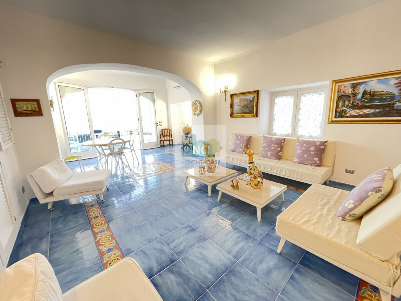 In vendita una villa moderna esclusiva situata nella splendida località di Serrara Fontana, sull'...