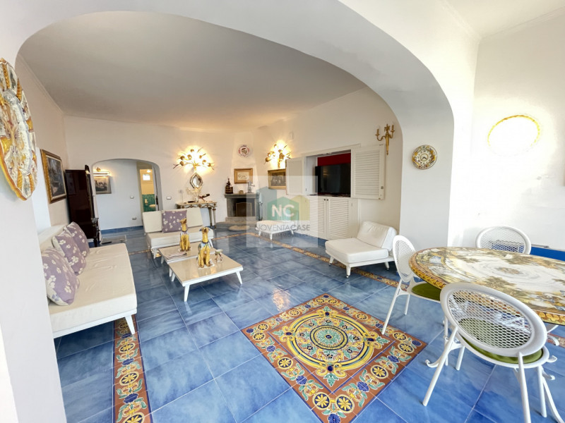 In vendita una villa moderna esclusiva situata nella splendida località di Serrara Fontana, sull'...