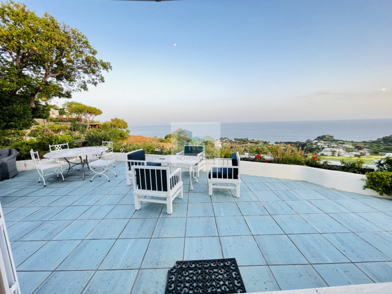 In vendita una villa moderna esclusiva situata nella splendida località di Serrara Fontana, sull'...