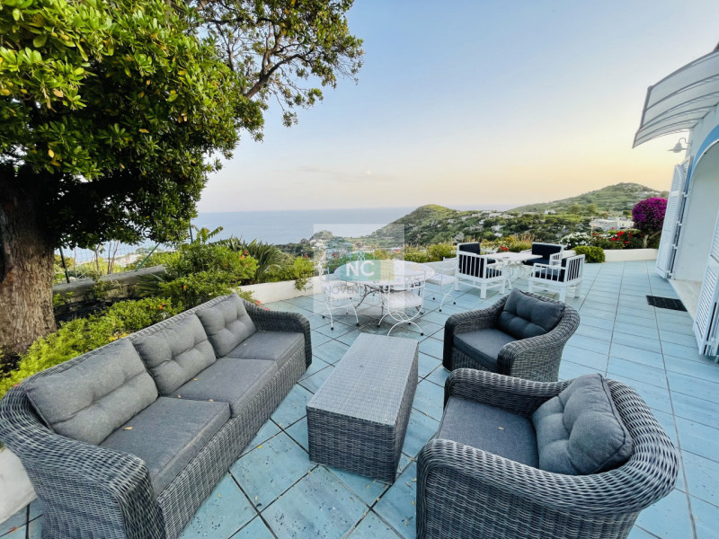 In vendita una villa moderna esclusiva situata nella splendida località di Serrara Fontana, sull'...