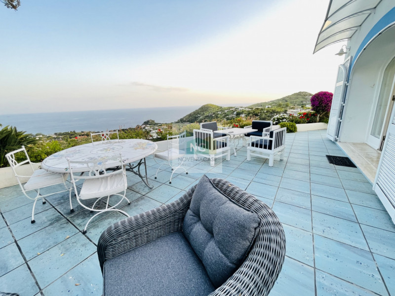 In vendita una villa moderna esclusiva situata nella splendida località di Serrara Fontana, sull'...