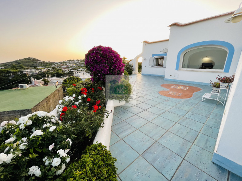 In vendita una villa moderna esclusiva situata nella splendida località di Serrara Fontana, sull'...