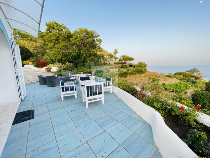 In vendita una villa moderna esclusiva situata nella splendida località di Serrara Fontana, sull'...