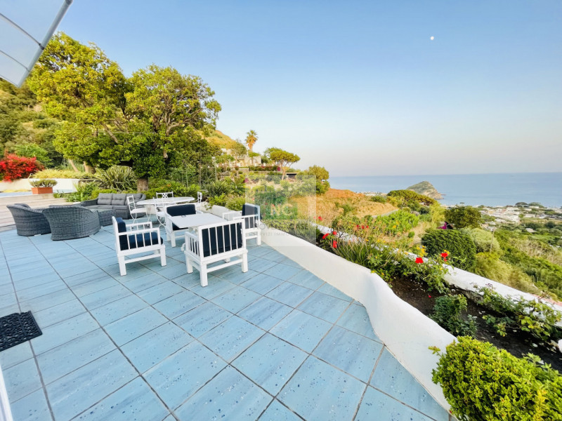 In vendita una villa moderna esclusiva situata nella splendida località di Serrara Fontana, sull'...