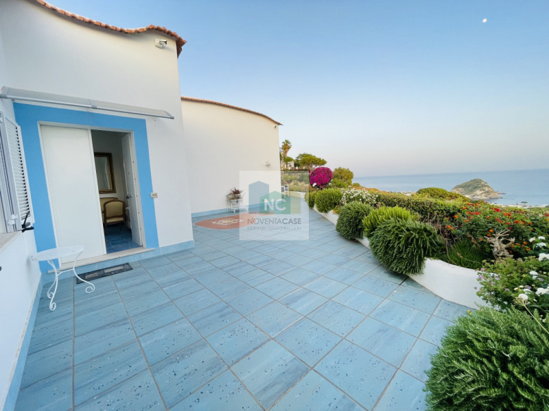 In vendita una villa moderna esclusiva situata nella splendida località di Serrara Fontana, sull'...