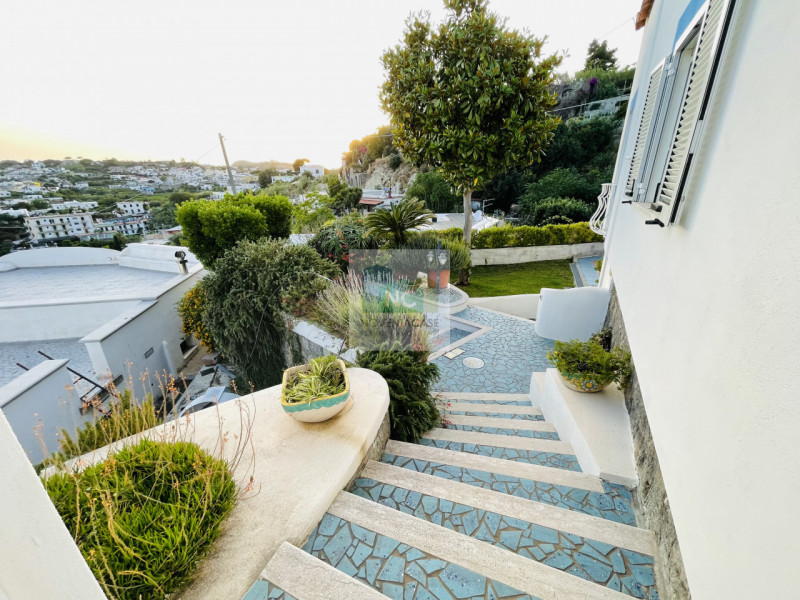 In vendita una villa moderna esclusiva situata nella splendida località di Serrara Fontana, sull'...