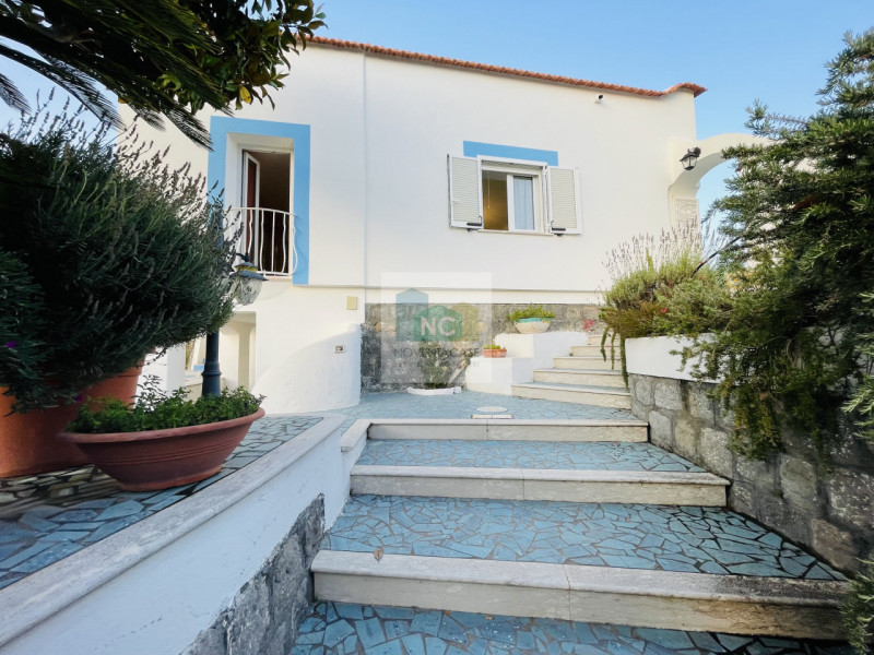 In vendita una villa moderna esclusiva situata nella splendida località di Serrara Fontana, sull'...