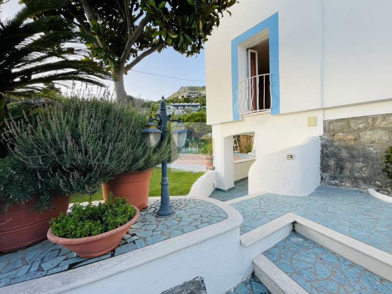 In vendita una villa moderna esclusiva situata nella splendida località di Serrara Fontana, sull'...