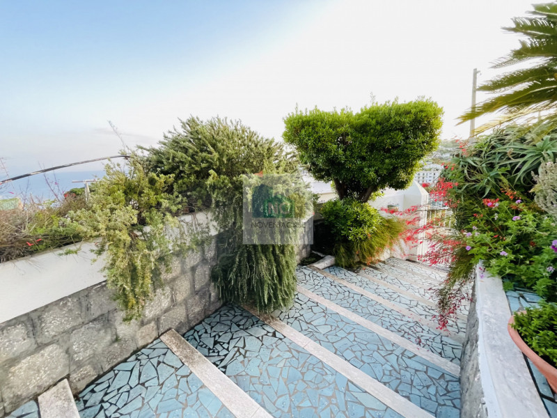 In vendita una villa moderna esclusiva situata nella splendida località di Serrara Fontana, sull'...