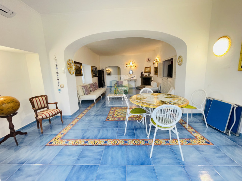 In vendita una villa moderna esclusiva situata nella splendida località di Serrara Fontana, sull'...