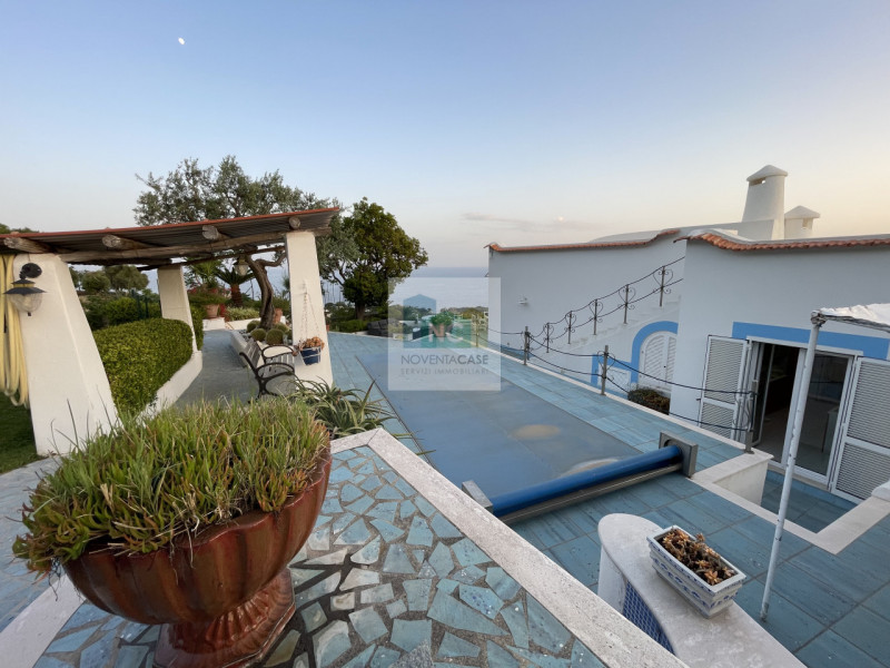 In vendita una villa moderna esclusiva situata nella splendida località di Serrara Fontana, sull'...