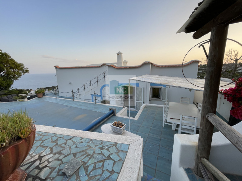 In vendita una villa moderna esclusiva situata nella splendida località di Serrara Fontana, sull'...