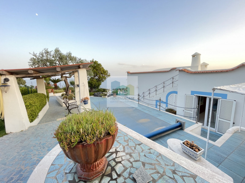 In vendita una villa moderna esclusiva situata nella splendida località di Serrara Fontana, sull'...