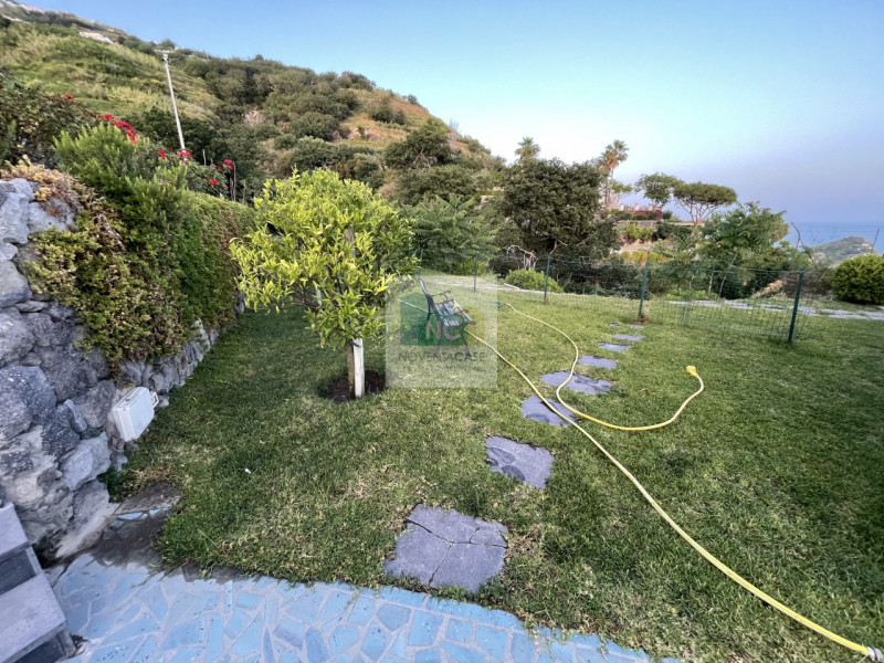 In vendita una villa moderna esclusiva situata nella splendida località di Serrara Fontana, sull'...