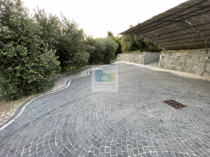 In vendita una villa moderna esclusiva situata nella splendida località di Serrara Fontana, sull'...