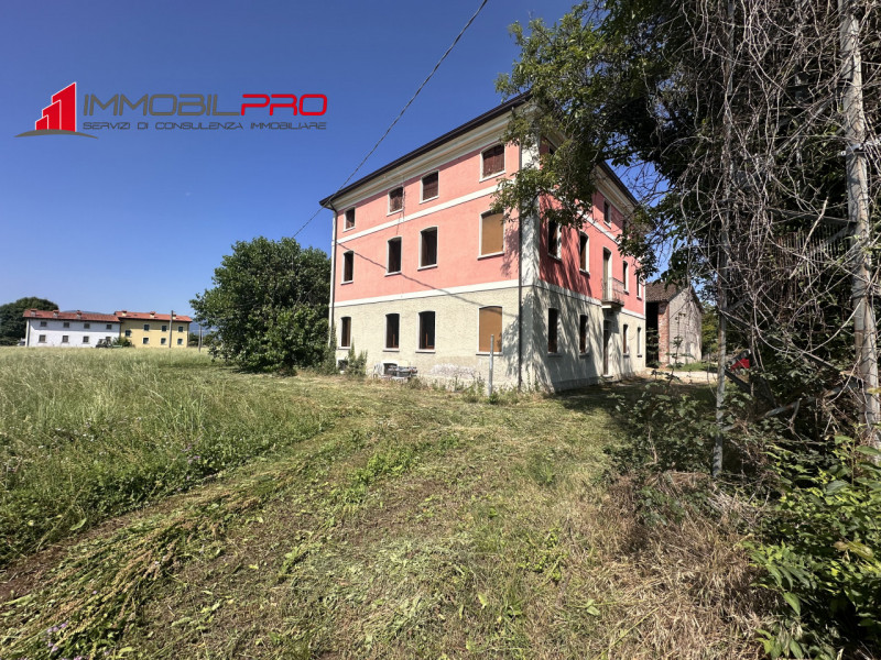 Immersa nel verde ma a pochi minuti dai servizi principali, questa ampia casa di campagna rappres...