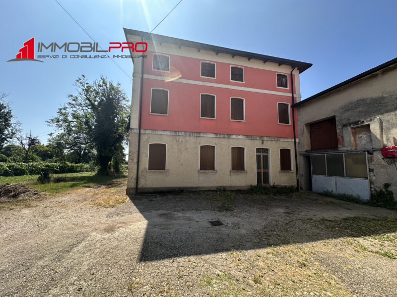 Immersa nel verde ma a pochi minuti dai servizi principali, questa ampia casa di campagna rappres...