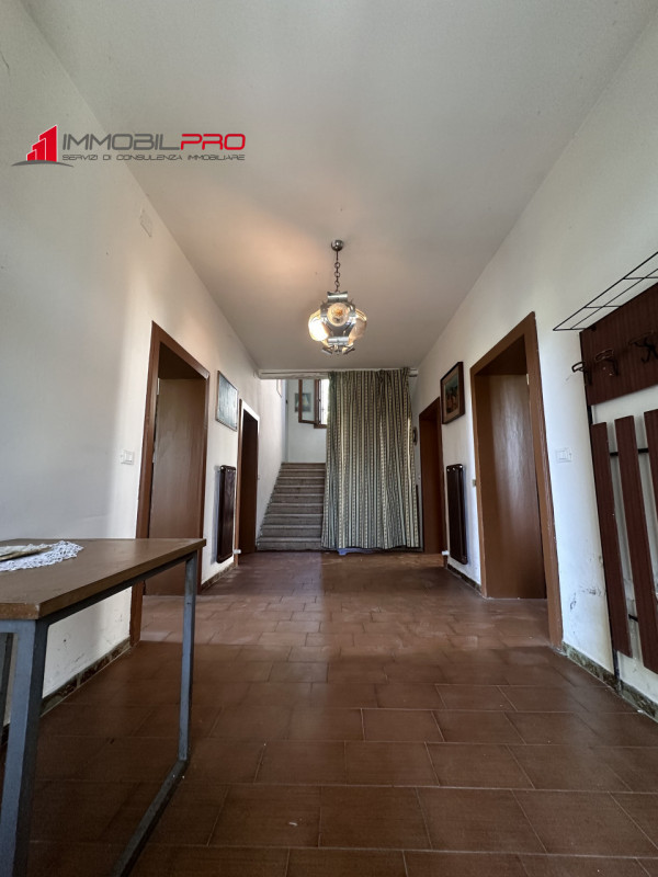 Immersa nel verde ma a pochi minuti dai servizi principali, questa ampia casa di campagna rappres...