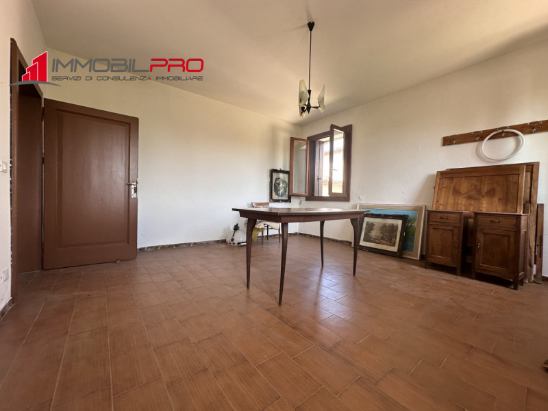 Immersa nel verde ma a pochi minuti dai servizi principali, questa ampia casa di campagna rappres...