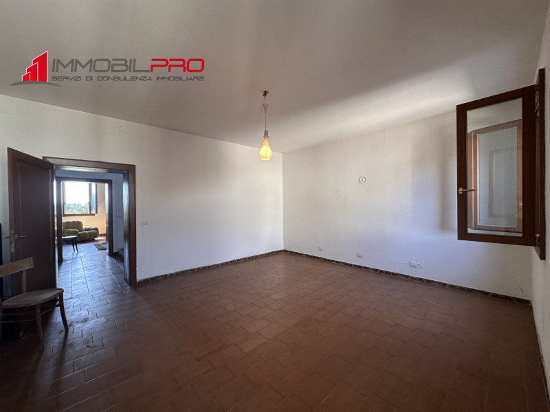 Immersa nel verde ma a pochi minuti dai servizi principali, questa ampia casa di campagna rappres...