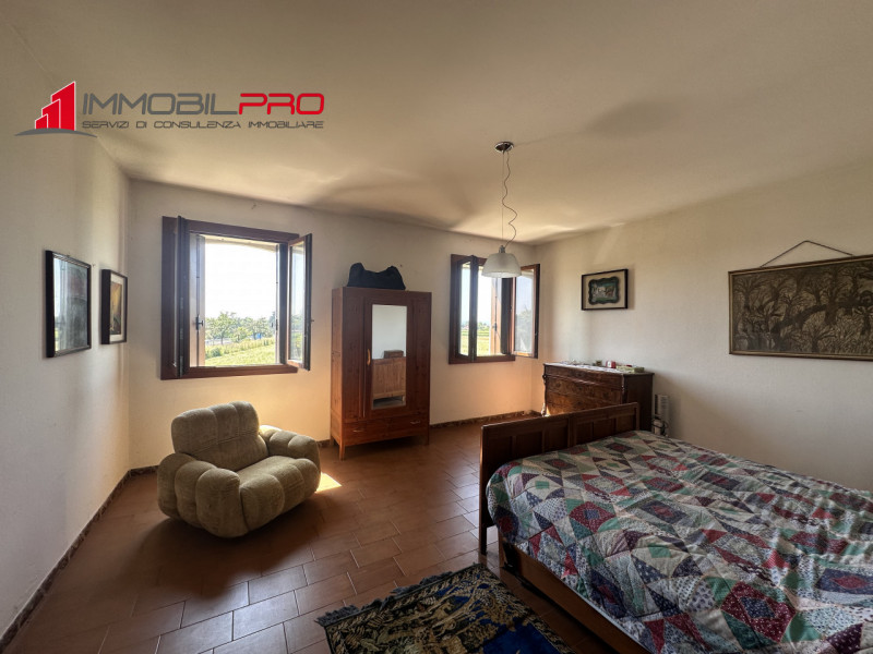 Immersa nel verde ma a pochi minuti dai servizi principali, questa ampia casa di campagna rappres...