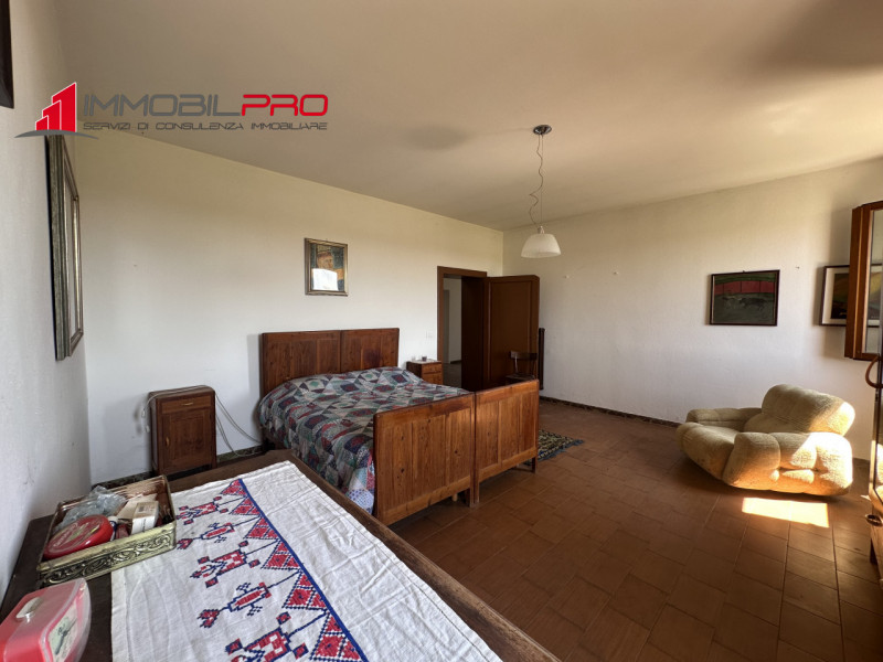 Immersa nel verde ma a pochi minuti dai servizi principali, questa ampia casa di campagna rappres...