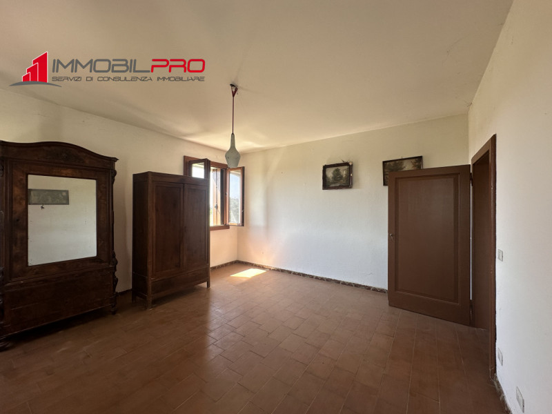 Immersa nel verde ma a pochi minuti dai servizi principali, questa ampia casa di campagna rappres...