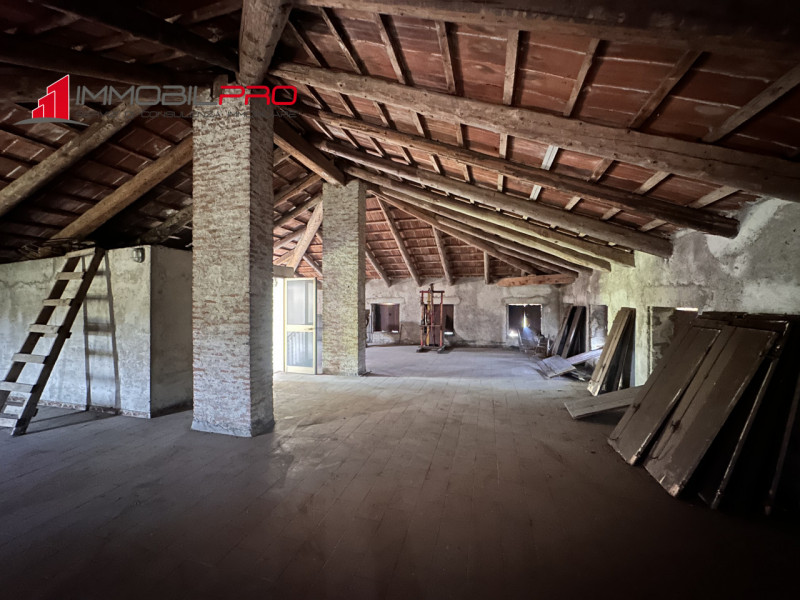 Immersa nel verde ma a pochi minuti dai servizi principali, questa ampia casa di campagna rappres...