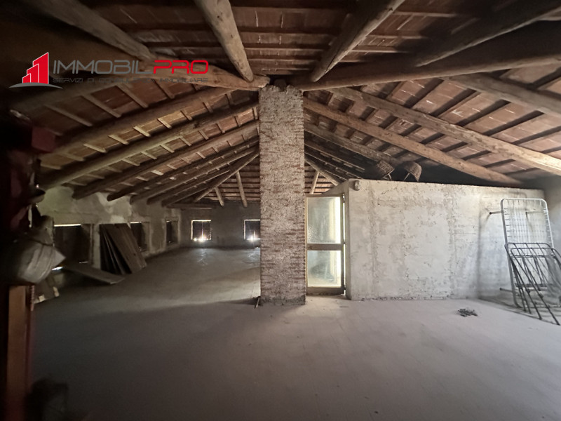 Immersa nel verde ma a pochi minuti dai servizi principali, questa ampia casa di campagna rappres...