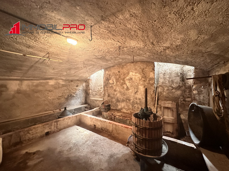 Immersa nel verde ma a pochi minuti dai servizi principali, questa ampia casa di campagna rappres...