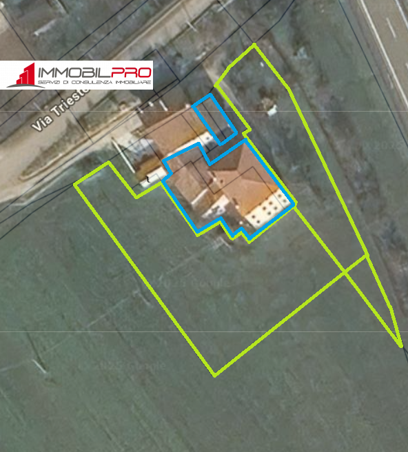 Immersa nel verde ma a pochi minuti dai servizi principali, questa ampia casa di campagna rappres...