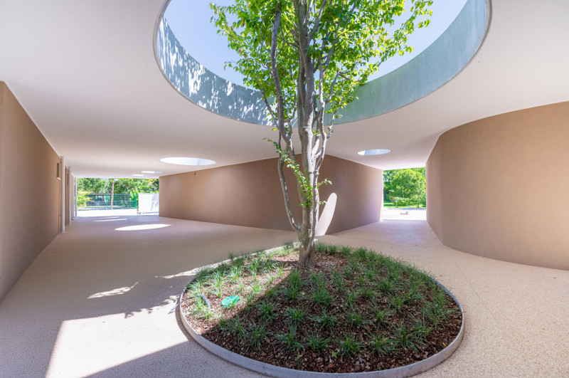 All’interno di un esclusivo parco privato, a breve distanza da Porta San Tomaso, proponiamo un ap...
